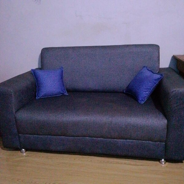 Canapé gris foncé avec coussins bleus