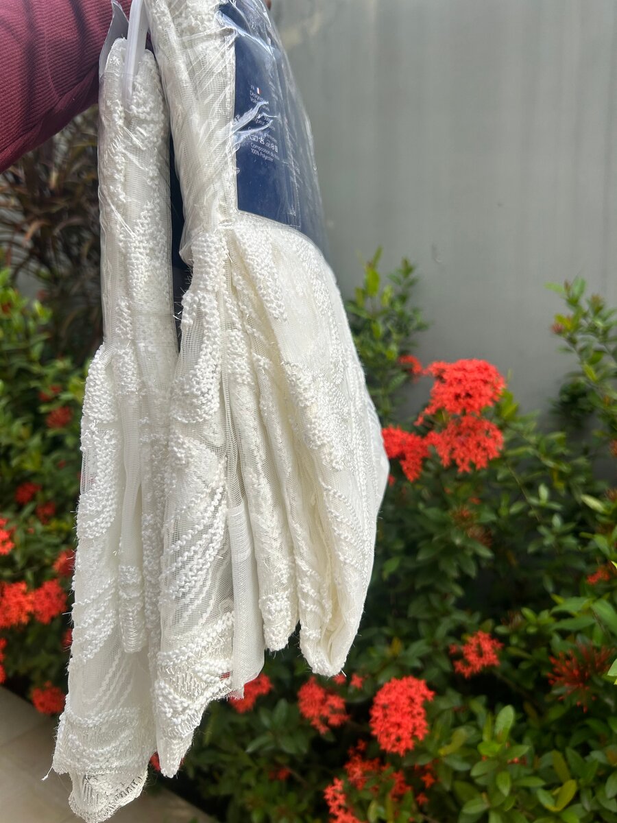 Rideau en dentelle blanche