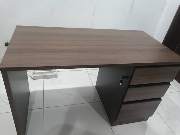 Bureau en bois avec tiroirs