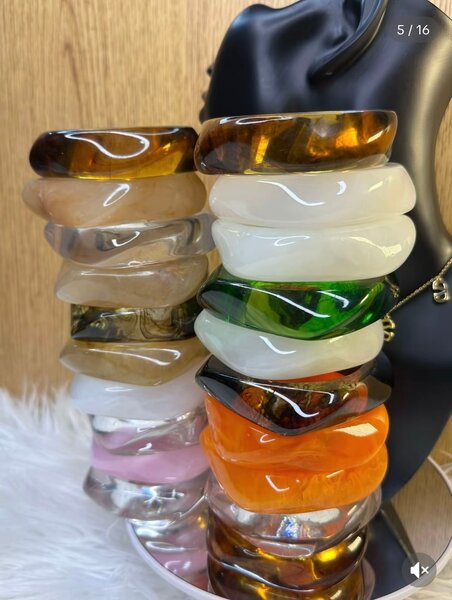 Bracelets en résine colorée