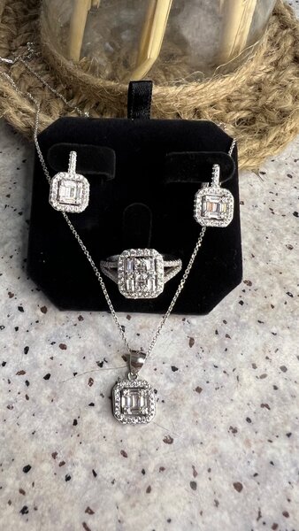 Серебряные комплекты 925 пробы.