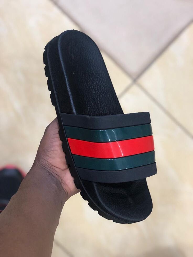 Claquettes élégantes à bandes