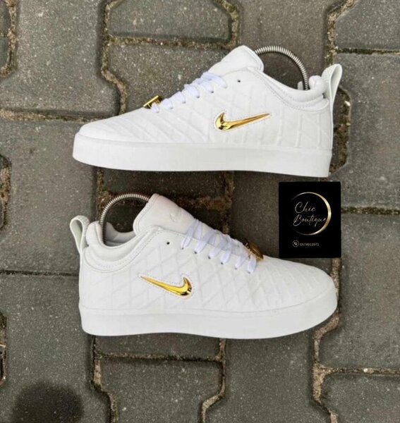 Baskets blanches en cuir dorées