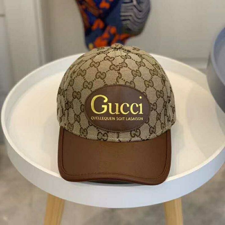 Casquette tendance logo doré