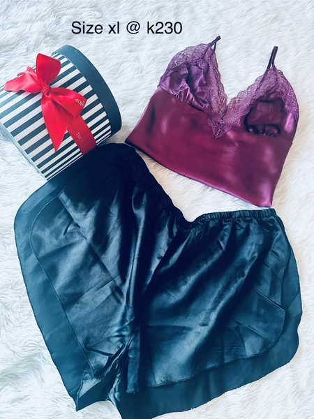 Lingerie noir violet