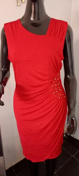 Robe rouge élégante femme