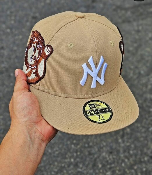 Casquette beige brodée