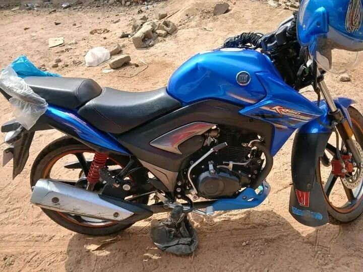 Moto sportive bleue performante