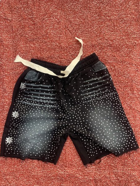 Shorts homme déchirés et ornés