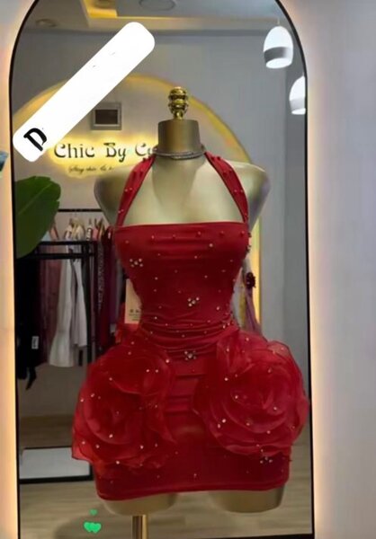 Robe rouge chic en dentelle