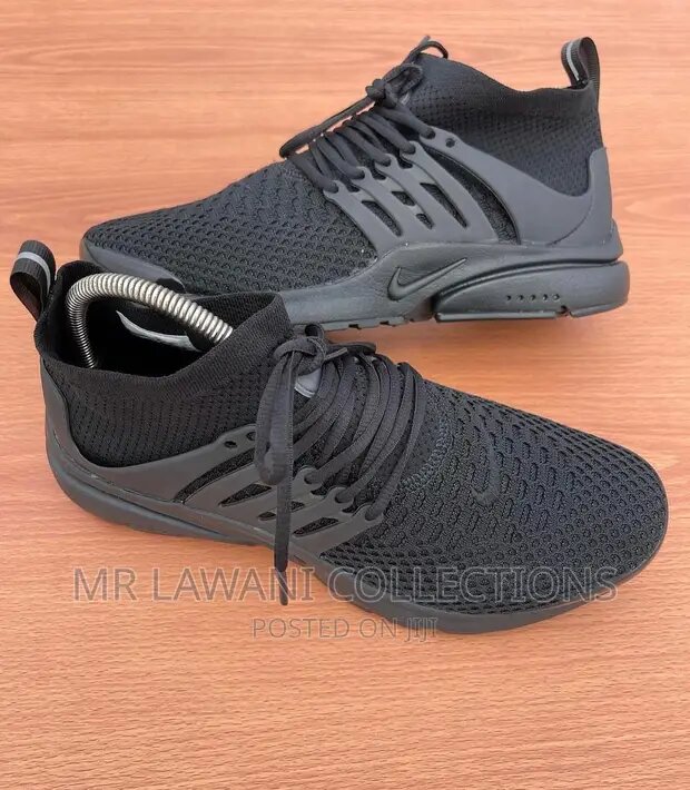 All black Nike presto
