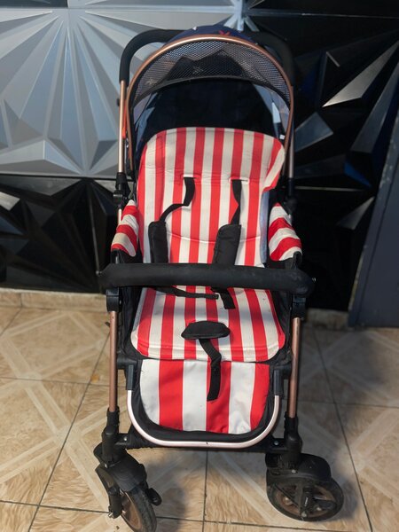 Poussette bébé étoilée robuste