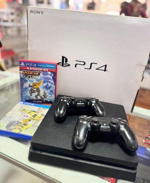 Console Sony PS4 avec jeux