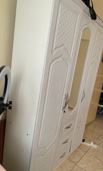 Walldrop white in colour