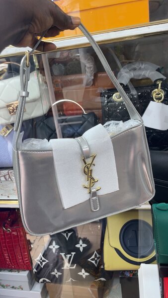 Sac à main élégant argenté