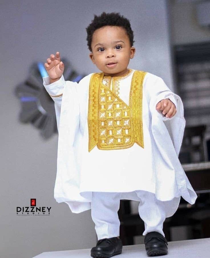 Tenue enfant traditionnelle élégante
