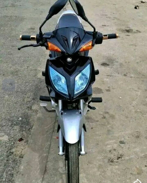 Moto KTM RC noire et argent