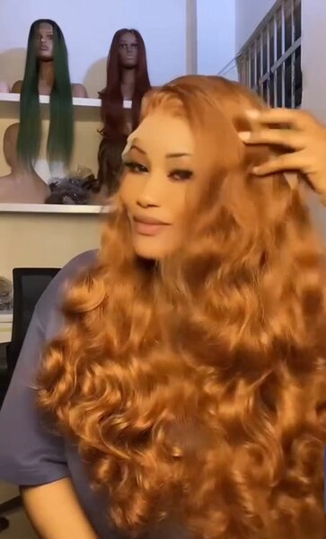 Perruque longue ondulée élégante