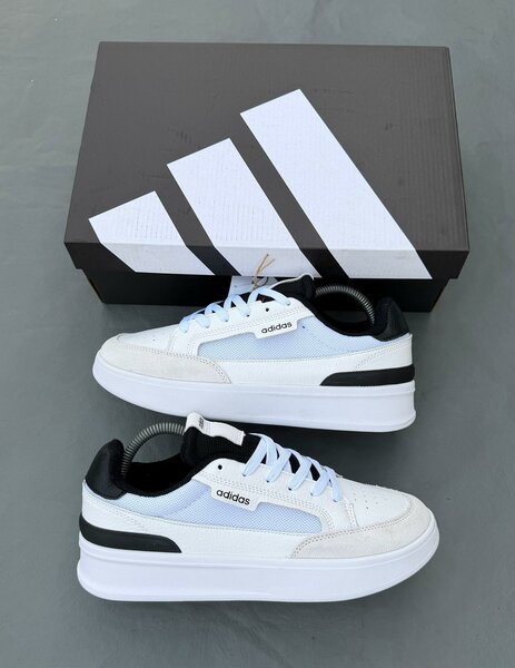 Chaussures Adidas noires et blanches