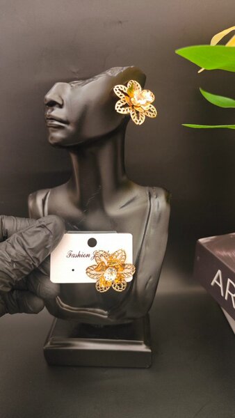 Boucles d'oreilles fleur dorée