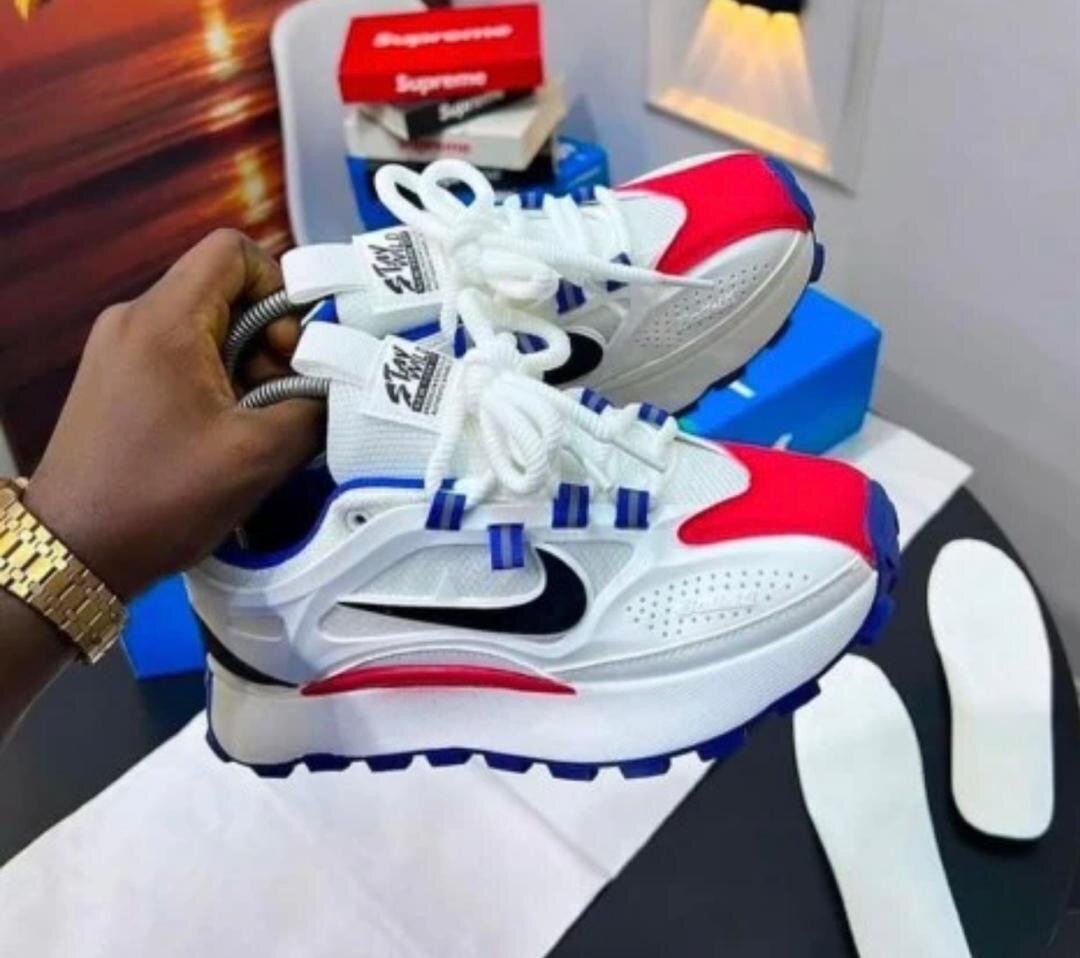 Chaussures Nike blanches avec détails rouges et bleus