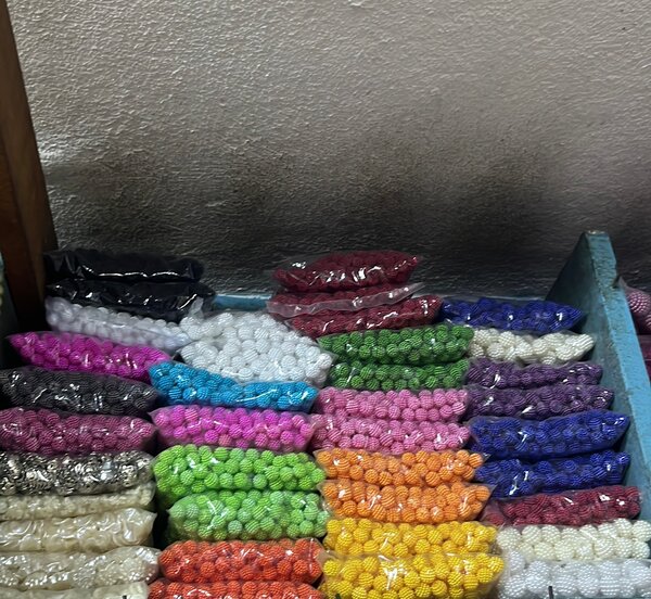 Perles décoratives colorées