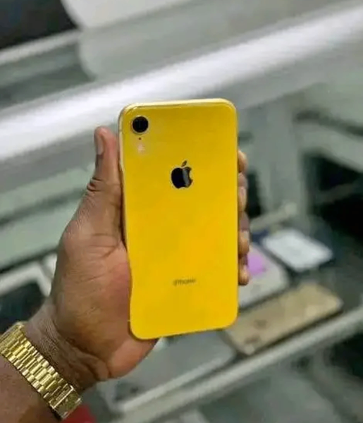 iPhone jaune avec écran Retina