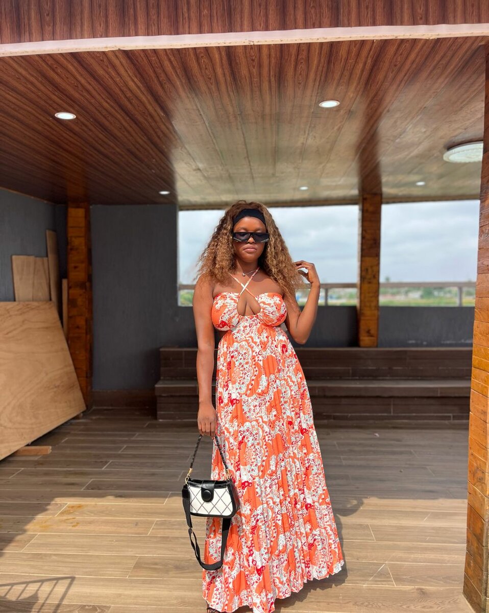 Belle robe élégante satinée