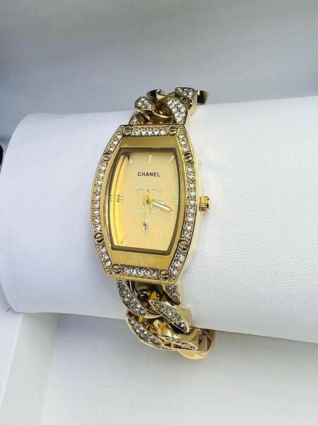 Montre femme élégante dorée