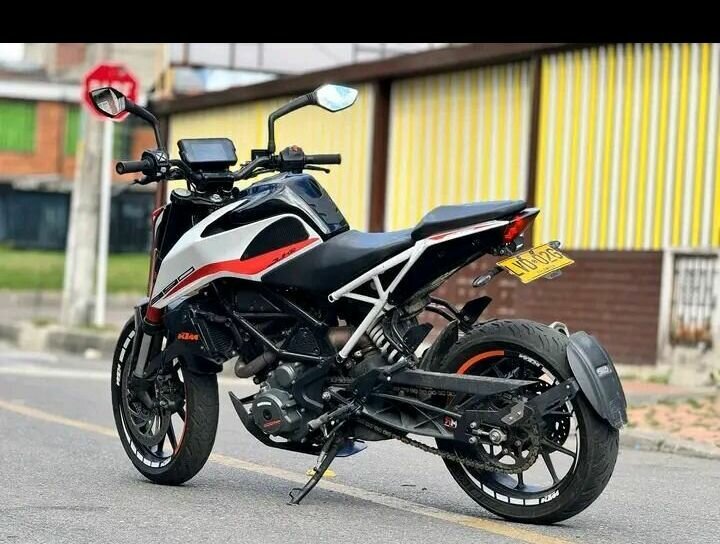 Moto KTM Duke 200 Noir et Blanc