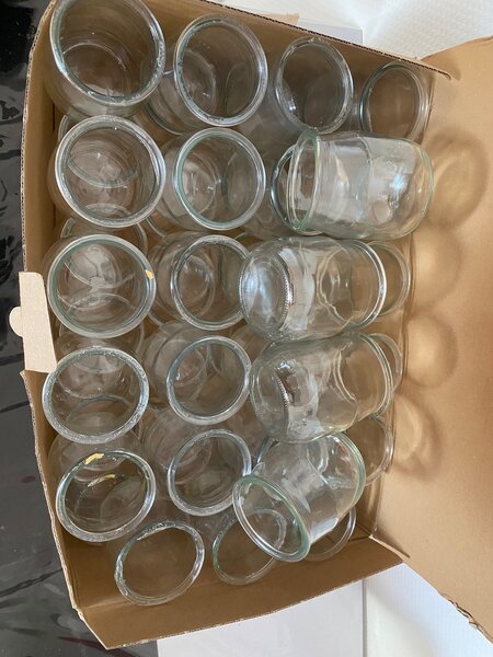 Lot de petits pots en verre