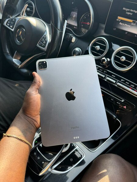 PRE OWNED IPAD PRO  11 INCHES  128GB  WI-FI ONLY  EXTREMELY