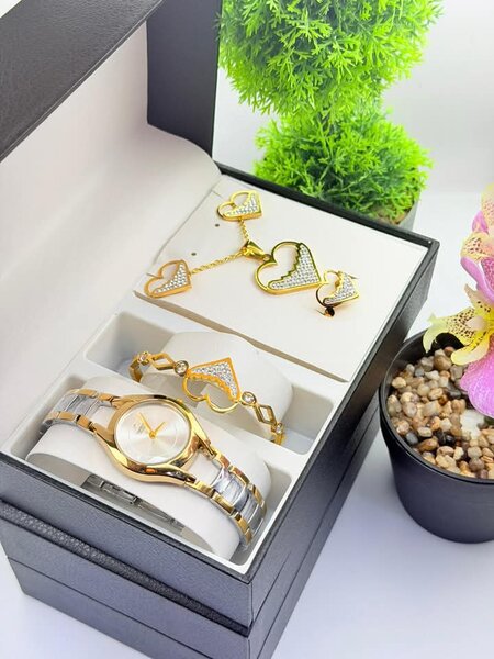 Montre dorée avec bracelet et boucles d'oreilles