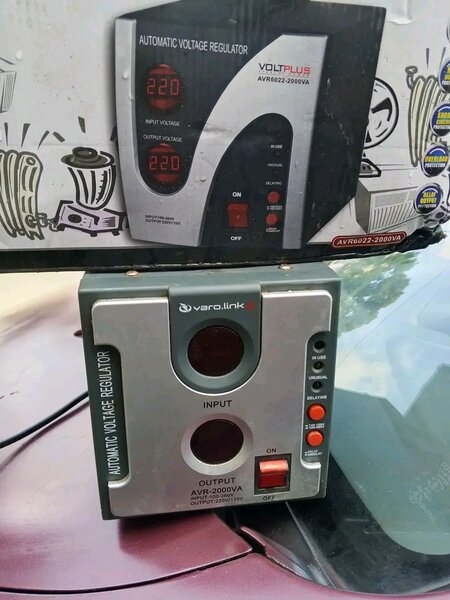 Régulateur de Tension Automatique 2000VA