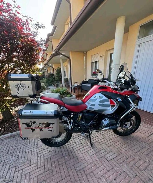 Moto aventure BMW GS rouge