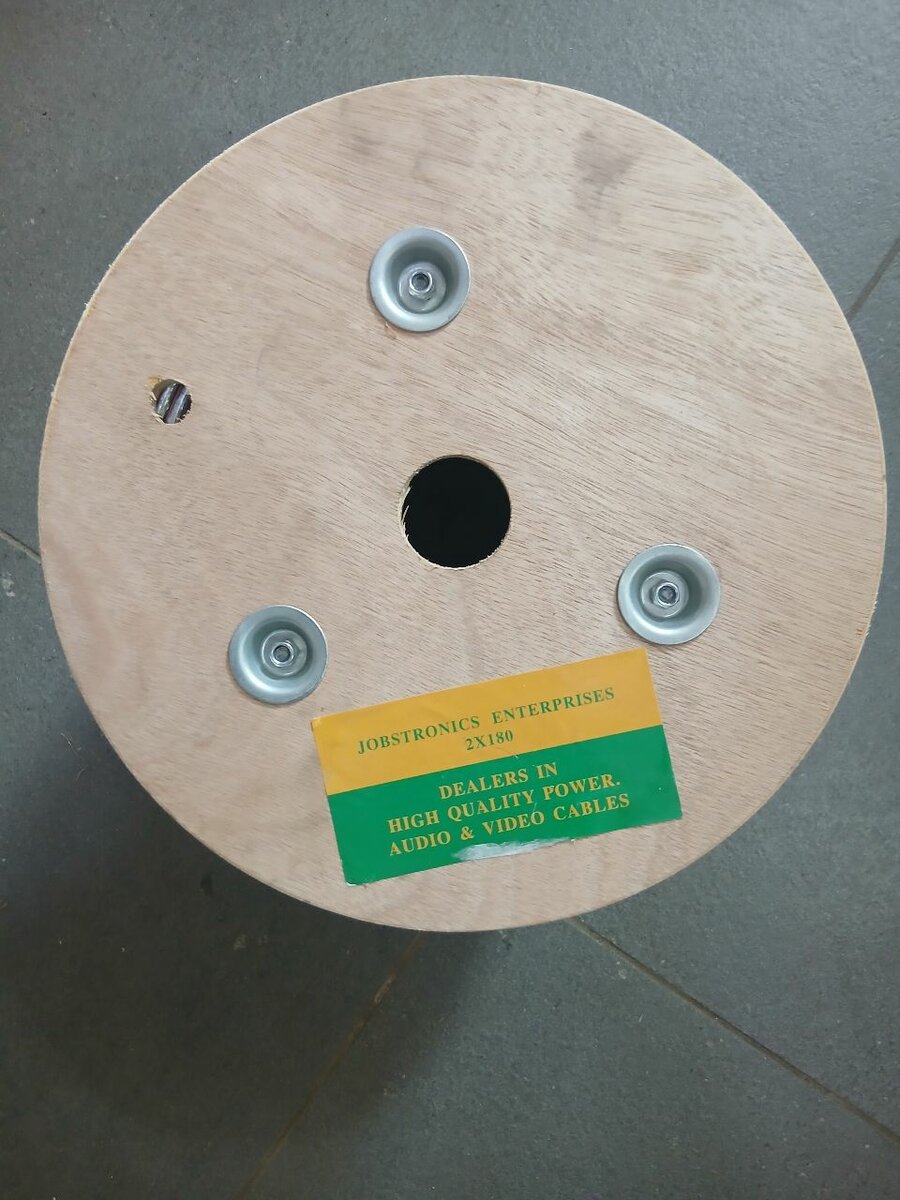 gros fil de haut-parleur