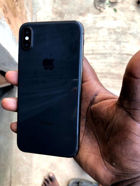 Apple iPhone X avec étui de protection