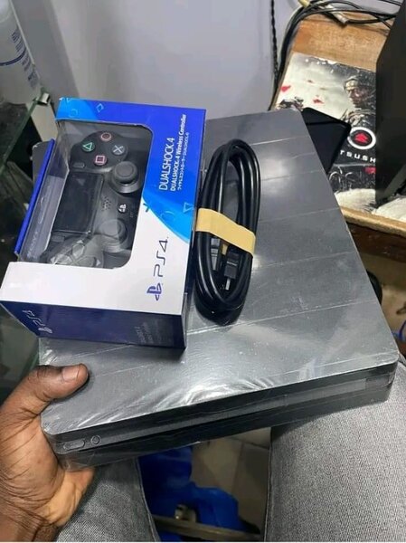 Ps4 Slim propre avec possibilité de jouer en ligne