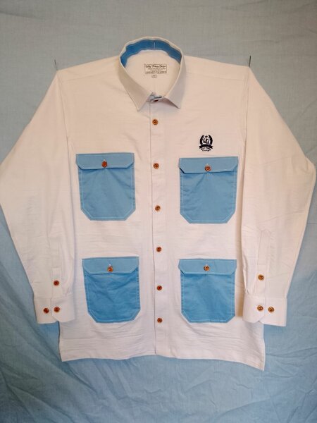 Chemise à poches bleues