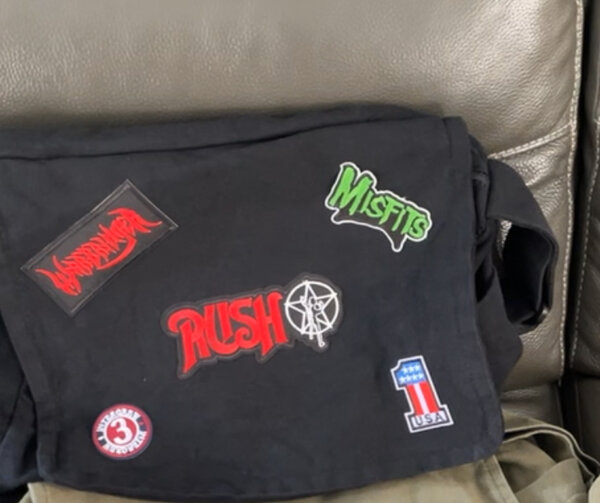 Sac bandoulière rock patchs