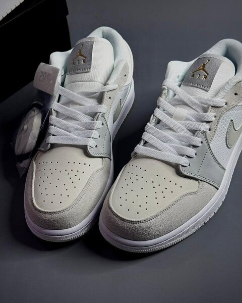 Baskets blanches et grises