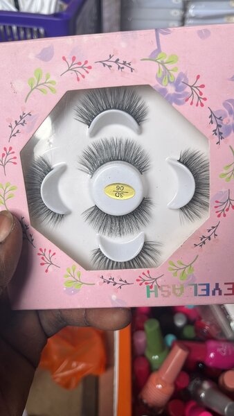 Faux cils volumineux