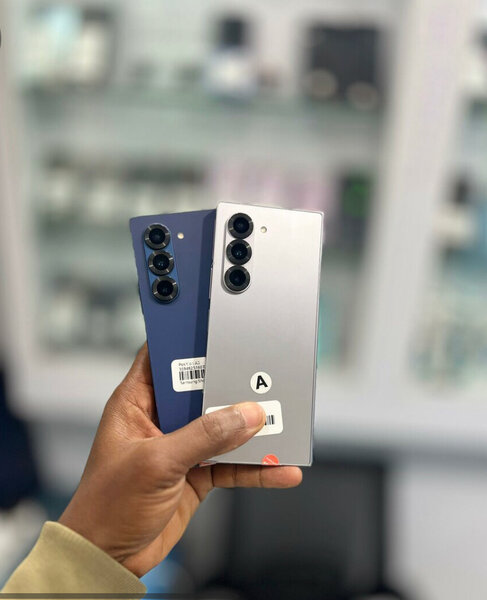 Smartphone moderne avec triple caméra