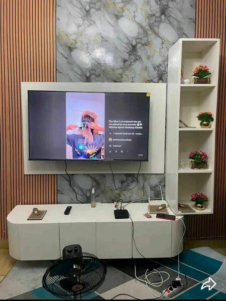 Support TV mural blanc pour salon moderne