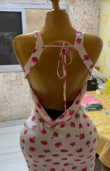 Robe dos nu imprimée roses