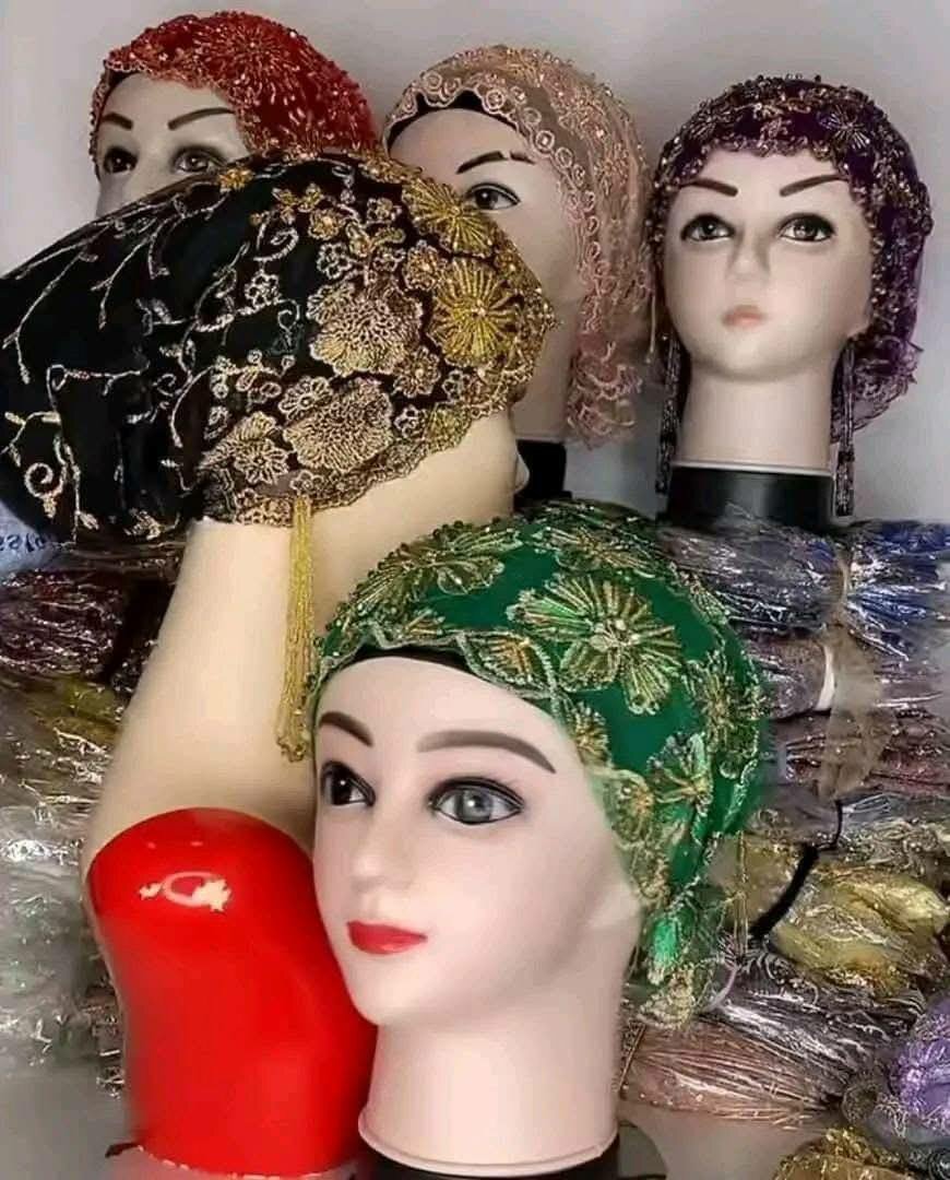 Chapeau et foulard perlé