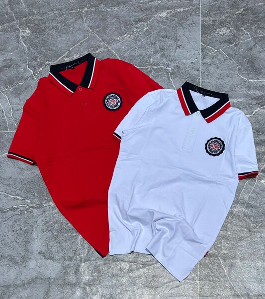 Polos rouges et blancs élégants