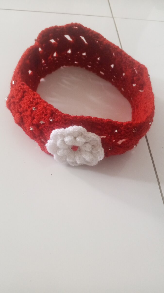 Bandeau crocheté rouge et blanc