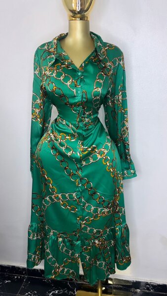 Robe verte en soie à motifs