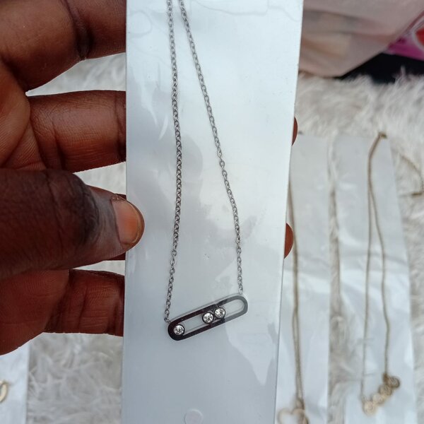 Collier élégant à pendentif strass